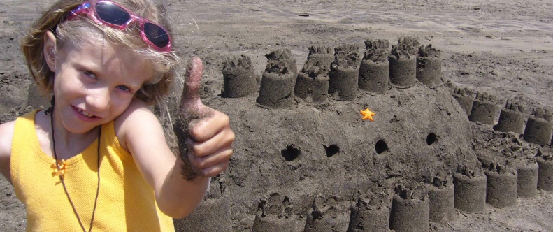 Amelie am Strand - Daumen hoch